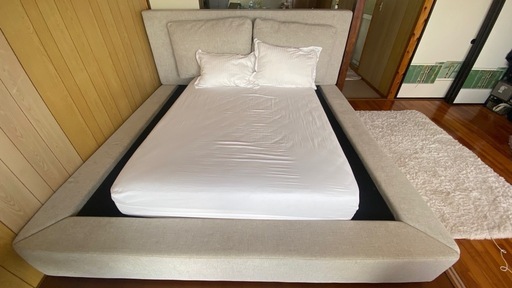 Ashley Furniture king size bed frame ( マットレス別)