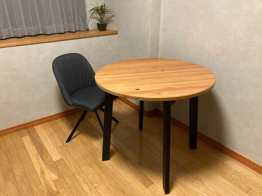 お洒落なテーブルとチェアのセット