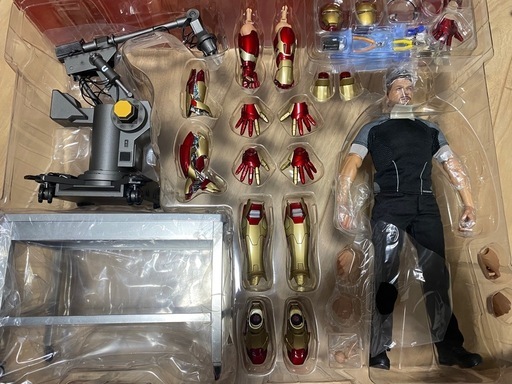 ムービー・マスターピース アイアンマン3 1/6スケールフィギュア トニー・スターク (開発作業版)　ホットトイズ ムービー・マスターピース 1/6 アイアンマン2 パワードスーツ装着機）