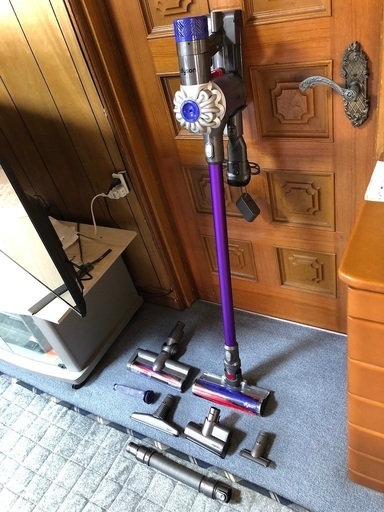 Dyson  V6   掃除機 　バッテリー新品   充電ステーションとアタッチメント多数 ⑥