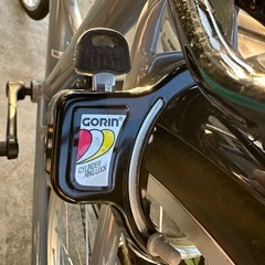 モスグリーン色の自転車