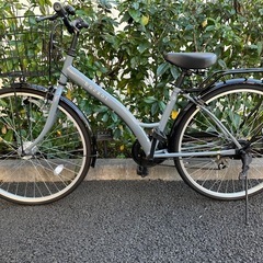 モスグリーン色の自転車