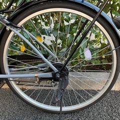 モスグリーン色の自転車