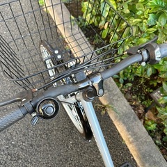 モスグリーン色の自転車