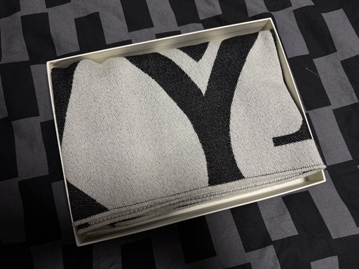 Alexander McQueen マフラー ブラックとホワイト Alexander McQueen マフラー ブラックとホワイト ALEXANDER McQUEEN