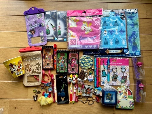ディズニーキャラ大集合！ ハンドタオル,文房具,キーチェーンなど