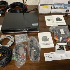 見守り防犯カメラセット、レコーダー、室内用カメラ２台、屋外用カメラ２台。