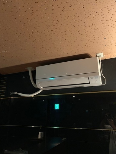 キャバクラソファ(スナック・ラウンジ)、テーブル、エアコン、製氷機 