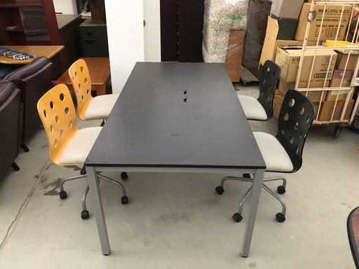 広々テーブルの会議セット❗️チェア4脚付き❗️ テーブルサイズ180cm×90cm×高さ70cm
