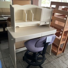 カントリー調の学習机 カントリー風のホワイト木目の学習机 イス付き 未使用品