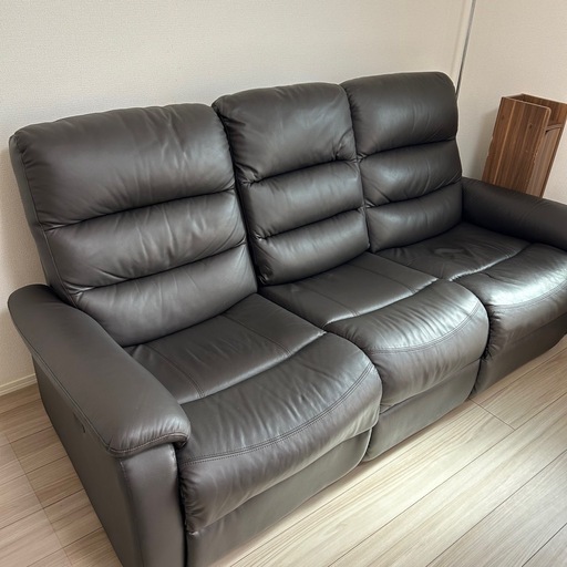 値下げ中｟11月中旬頃まで｠ニトリ3人掛け電動テーブル付きリクライニングソファ(Nビリーバ2革DBR)