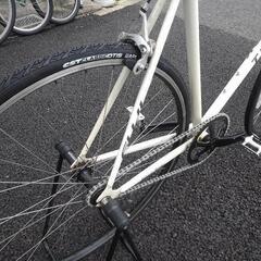 中古自転車３３０７　前後タイヤ新品！　ワケあり！！ピストバイク　２００７年頃モデル　FUJI  TRACK７００×２５C　ギヤなし　ワイヤー錠 　フレームサイズ５４０㎜　＊シートポストが固着していて、サドルの上下ができません。９㎝上がったままです。身長１８４㎝前後必要と思われます。