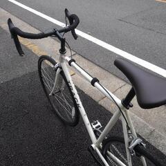 中古自転車３３０７　前後タイヤ新品！　ワケあり！！ピストバイク　２００７年頃モデル　FUJI  TRACK７００×２５C　ギヤなし　ワイヤー錠 　フレームサイズ５４０㎜　＊シートポストが固着していて、サドルの上下ができません。９㎝上がったままです。身長１８４㎝前後必要と思われます。