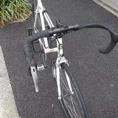 中古自転車３３０７　前後タイヤ新品！　ワケあり！！ピストバイク　２００７年頃モデル　FUJI  TRACK７００×２５C　ギヤなし　ワイヤー錠 　フレームサイズ５４０㎜　＊シートポストが固着していて、サドルの上下ができません。９㎝上がったままです。身長１８４㎝前後必要と思われます。