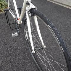 中古自転車３３０７　前後タイヤ新品！　ワケあり！！ピストバイク　２００７年頃モデル　FUJI  TRACK７００×２５C　ギヤなし　ワイヤー錠 　フレームサイズ５４０㎜　＊シートポストが固着していて、サドルの上下ができません。９㎝上がったままです。身長１８４㎝前後必要と思われます。