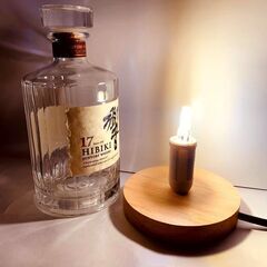 LEDオリジナルボトルランプ　テーブルランプ　【入手困難】サントリー 響 17年 700ml　ウッドベース ウィスキー瓶でのハンドメイドデスクランプ　テーブルランプ　インテリア　家庭用コンセントで利用ディスプレイ　オブジェ　店舗照明　関節照明　プレゼントにも　