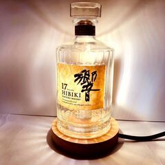 LEDオリジナルボトルランプ　テーブルランプ　【入手困難】サントリー 響 17年 700ml　ウッドベース ウィスキー瓶でのハンドメイドデスクランプ　テーブルランプ　インテリア　家庭用コンセントで利用ディスプレイ　オブジェ　店舗照明　関節照明　プレゼントにも　