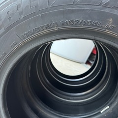 ハイエースにバリ山スタッドレス❗️早期引取り優遇‼️
