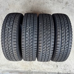 ハイエースにバリ山スタッドレス❗️早期引取り優遇‼️
