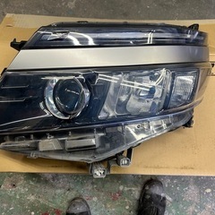 トヨタ 【中古】 ヴォクシー 80 前期 左ヘッドライト LED 81170