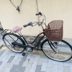 6段変速、オートライト、音鳴りしないローラーブレーキ付きの、新車で買うと35000円以上のグレードの中古自転車。主要なところは、ほぼ新品に交換してるので、買って以降、大きな修理など少なく長く乗ってもらえます！