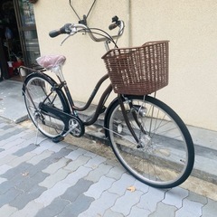 6段変速、オートライト、音鳴りしないローラーブレーキ付きの、新車で買うと35000円以上のグレードの中古自転車。主要なところは、ほぼ新品に交換してるので、買って以降、大きな修理など少なく長く乗ってもらえます！