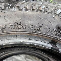 古いが新品？多種軽自動車・コンパクトカーに装着可能？スタッドレスタイヤ４本セット