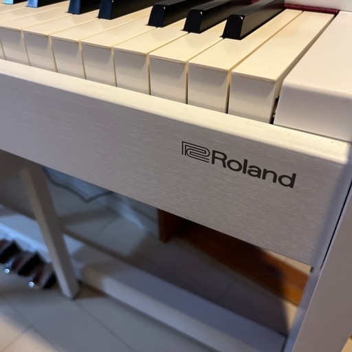 ローランドデジタルピアノF-140 R ROLAND F-140R-WH 電子ピアノ 高低