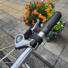 クロスバイク　７００ｘ２８ｃ　６変速　サドル　新品　白　配達可能