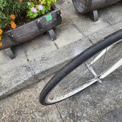 クロスバイク　７００ｘ２８ｃ　６変速　サドル　新品　白　配達可能