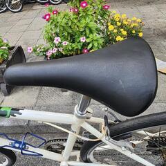 クロスバイク　７００ｘ２８ｃ　６変速　サドル　新品　白　配達可能