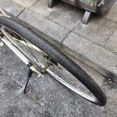 クロスバイク　７００ｘ２８ｃ　６変速　サドル　新品　白　配達可能