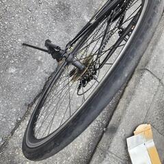 クロスバイク　７００ｘ２８ｃ　６変速　黒　配達可能