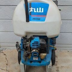 背負動力散布機MS052と手引きキャリー