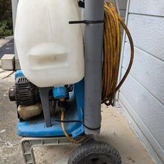 背負動力散布機MS052と手引きキャリー