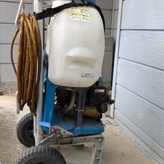 背負動力散布機MS052と手引きキャリー