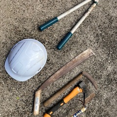 刈り払い機、散布機付き　❗️美品✨　　　　バラ売り可能❗️鎌、ノコ、剪定バサミ、ヘルメッ、セット‼️