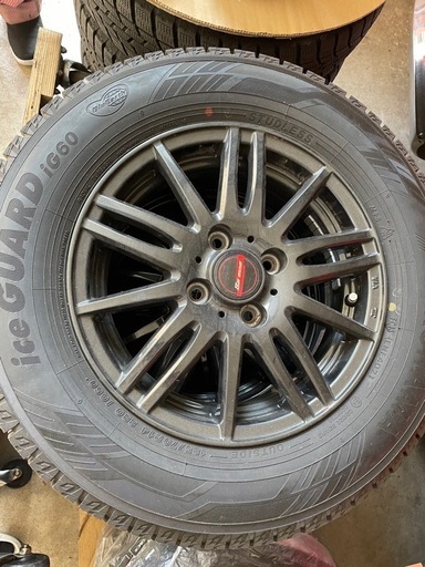 中古】185/70R14スタッドレスタイヤ 4穴PCD114.3 アルミホイール付き 