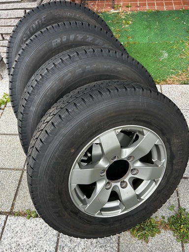 バリ山、スタットレス15インチ、45、 NV350.キャラバン　e25.26 NV350 E25 キャラバン スタッドレスタイヤ＆アルミホイール4本セット