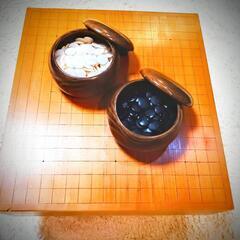 天然木の上品な木目で重厚感があり 比較的綺麗な天地柾の碁盤と