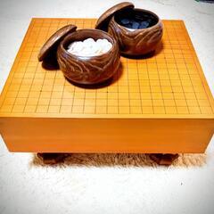 天然木の上品な木目で重厚感があり 比較的綺麗な天地柾の碁盤と 味のある碁笥セット 天然木の上品な木目で重厚感があり 比較的綺麗な天地柾の碁盤と