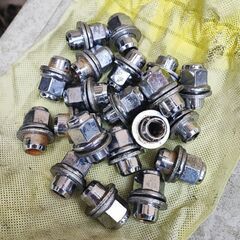 80系ヴォクシーのスタッドレスタイヤを純正ホイール付でお譲りします