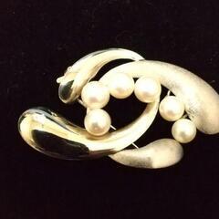 シルバーとK18ホワイトゴールドの台座に真珠が付いたブローチ シルバーとK18ホワイトゴールドの台座に真珠が付いたブローチ