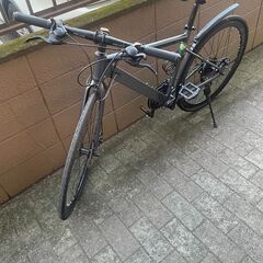 リサイクルショップどりーむ荒田店 No1525 自転車　クロスバイク　２８インチ　ESLUVE　ギア前後切替３×７変速　前後ディスクブレーキ　軽量アルミフレーム