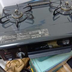 ガステーブル、パロマ製で２０２２年度あまり、つかつて、いないです。新品同様です。