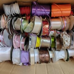 世田谷区近辺配送可能　大量まとめ売り 数百本 美品 カーリングリボン 装飾リボン サテンリボン 飾りラッピングテープ