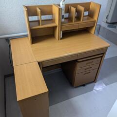 3年弱使用しました学習机です。今回引っ越しが決まり出品を考え