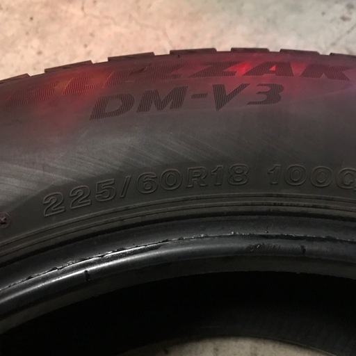 22年製 バリ山 ブリヂストン BLIZZAK DM-V3 225/60R18 4本 