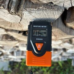 薪ストーブキャンプ広葉樹 薪割済のニセアカシア4-1薪 1棚水分6％ アオリ超え乾燥済今冬すぐに使えます。