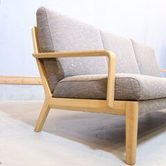 karimoku(カリモク家具)の３人掛けソファーです。オーク無垢材を使用しており、セミハイバックタイプのデザインが快適な空間を演出するトリプルソファーです。北欧スタイルや和のテイストにも♪